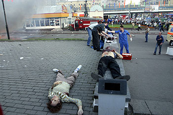 Los equipos sanitarios atienden a algunas de las víctimas del atentado de Moscú.