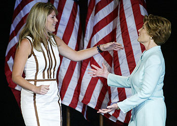 La primera dama estadounidense, Laura Bush, saluda a su hija Jenna durante la convención.