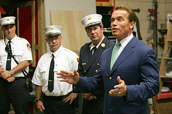 El gobernador de California, Arnold Schwarzenegger, visita un parque de bomberos en Manhattan antes de intervenir en la convención.