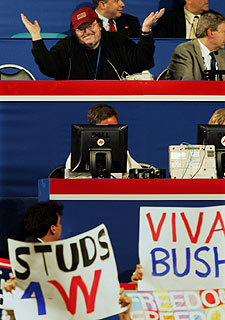 Michael Moore reacciona a los abucheos de los republicanos.