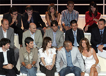 Los presentadores de la temporada 2004-2005 en Canal +, junto a Fernando Bovaira, director de contenidos de Sogecable (primera fila, a la izquierda).