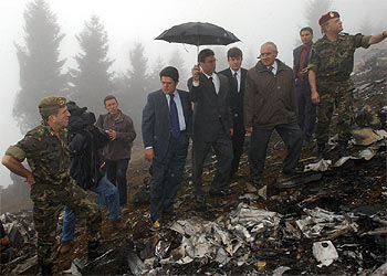 Federico Trillo durante su visita al lugar donde se estrelló el Yak-42, en Trabzon (Turquía), el 27 de mayo de 2003.