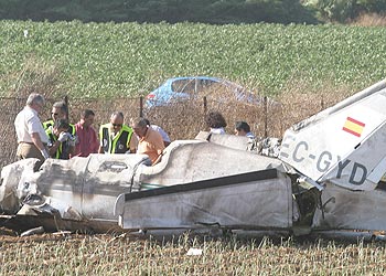 Tres muertos al estrellarse una avioneta en Sevilla