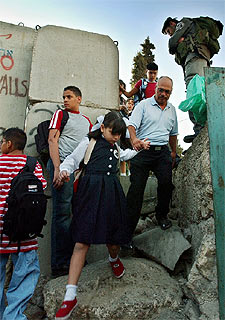 Al colegio a través del muro