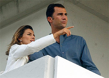 Los príncipes de Asturias, Felipe de Borbón y Letizia Ortiz, durante su visita al canal de Panamá.