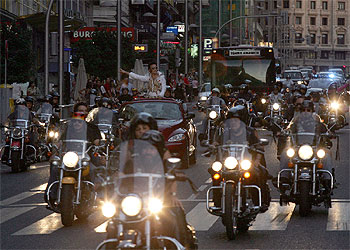 El nuevo Elvis pasea por la Gran Vía.