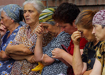 Varias mujeres aguardan noticias cerca de la escuela asaltada en la ciudad rusa de Beslán, en la república de Osetia del Norte.