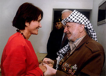 María Teresa de Borbón saluda al lider palestino, Yasir Arafat.
