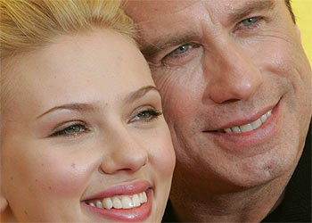 Scarlett Johansson y John Travolta, en la Mostra de Venecia.