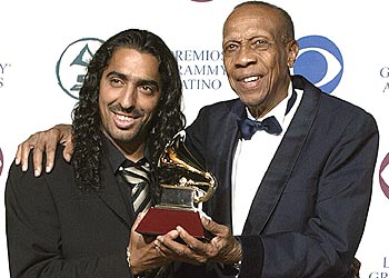 Diego el Cigala y Bebo Valdés posan con el Grammy Latino al mejor álbum tropical tradicional. rnrn EFE