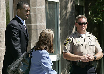 Kobe Bryant y su abogada, a la salida del juzgado de Eagle (Colorado) el miércoles pasado.