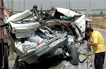 Muere una persona en un accidente entre dos turismos y tres camiones