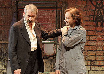 José Sacristán (izquierda) y Carlos Santos, en un ensayo de 'Almacenados'.