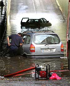 Los bomberos achicaron con bombas el agua acumulada en una carretera de Vilanova i la Geltrú.