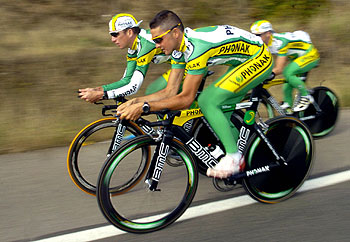 Oscar Sevilla, en pirmer plano, y Tyler Hamilton, dos de los favoritos, español y extranjero, se entrenaron ayer por las carreteras cercanas a León.