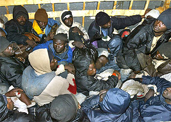 Un grupo de inmigrantes en el interior de la patera en la que fueron interceptados por la Guardia Civil a su llegada a Fuerteventura el pasado enero.