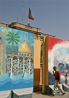 Un agente francés vigila la entrada a la Embajada en Bagdad.