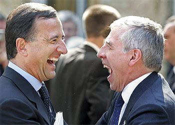El ministro italiano Franco Frattini, a la izquierda, junto al ministro británico, Jack Straw.