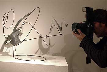 Un fotógrafo toma una imagen de la escultura  Filferro y llauna 4,  de Andreu Alfaro, incluida en la muestra.