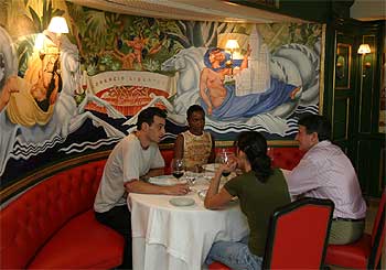 Cocina contemporánea a cargo de  Jacobo Vázquez en un local de decoración un tanto  kitsch .