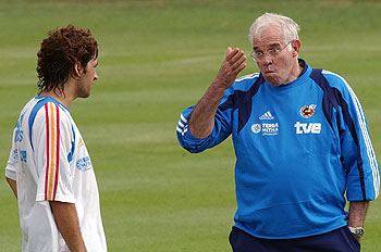 RAÚL ESCUCHA EL VEREDICTO.