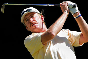 Miguel Ángel Jiménez observa la trayectoria de la bola tras haber conectado un golpe.