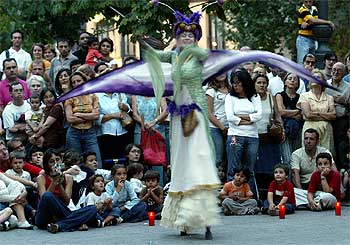 Um momento del espectáculo callejero que se celebró ayer en Santa Ana.