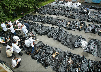 Varios forenses examinan los cadáveres de víctimas del secuestro de un colegio en Osetia del Norte.