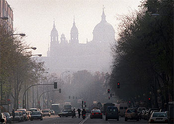 Vista de la catedral de la Almudena, en Madrid, velada por la suciedad del aire.