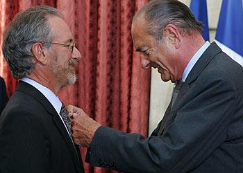 Steven Spielberg recibe la insignia de caballero de la Legión de Honor de manos del presidente Jacques Chirac.rnrn  REUTERS