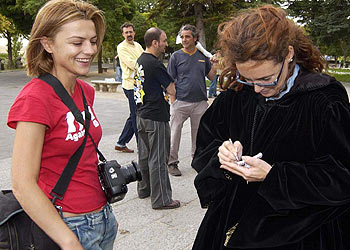 Silvia Marsó y la fotógrafa Rosa Blanco intercambian direcciones y teléfonos en Segovia.