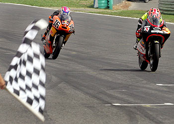 Héctor Barberá (a la derecha) en el momento de cruzar la meta como vencedor.