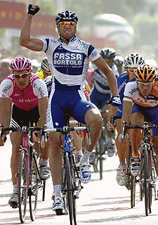 Alessandro Petacchi se impone al  sprint  a la llegada a Burgos.