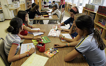 Alumnas del Liceo Francés de Madrid estudian en una de las clases.