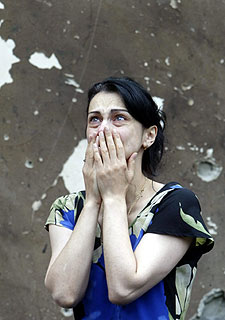 Una mujer llora junto al gimnasio donde permanecieron los rehenes.