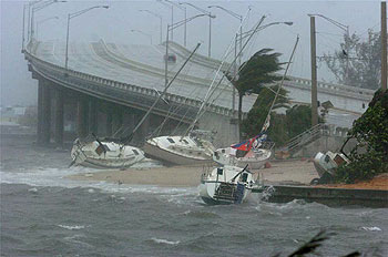 Un puente inundado tras el paso del huracán Frances en Palm Beach, Florida.