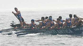 La trainera de Astillero en pleno esfuerzo durante la prueba, que dominó de principio a fin.