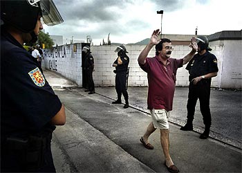 La policía desaloja a los trabajadores de una empresa de Rubí