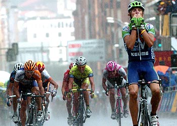 Alejandro Valverde lanza un beso al cruzar la meta de Soria.