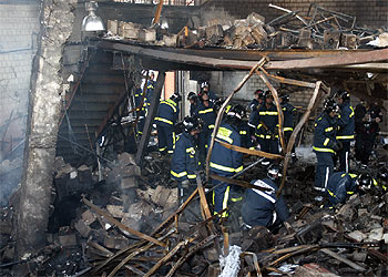 Aspecto del interior de la nave después de que los bomberos extinguieran el incendio.