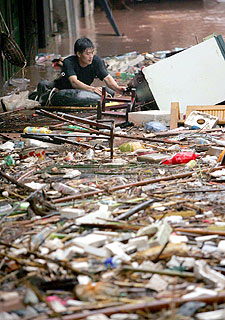 Un hombre trata de transportar una nevera en una calle de Kaixian.