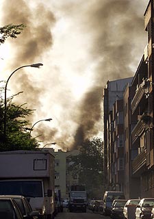 Imagen de la enorme humareda que provocó ayer la explosión en una nave industrial de Puente de Vallecas.