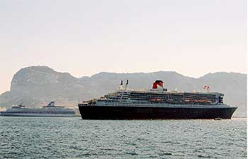 El 'Queen Mary II' fondea en Gibraltar