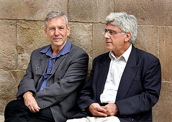 Amos Oz, a la izquierda, y Sari Nusseibeh durante la rueda de prensa que ambos ofrecieron en el Palau de la Generalitat.