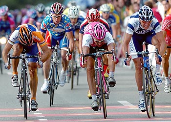 Alessandro Petacchi (a la derecha) alcanza la meta antes que Erik Zabel (en medio) y Óscar Freire.