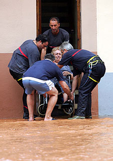 Bomberos de Castellón rescatan de su casa a una mujer discapacitada.