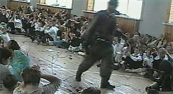 Los terroristas grabaron el secuestro. La televisión rusa emitió ayer imágenes del secuestro grabadas por los propios terroristas. En esta imagen un terrorista vigila a los niños, que mantienen las manos sobre la cabeza.
