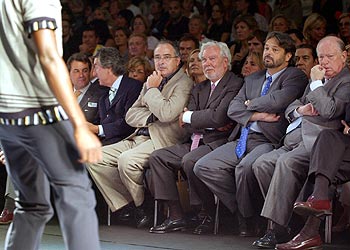 Políticos catalanes presencian, junto a Basi (tercero por la derecha), los desfiles de la pasarela de la moda.