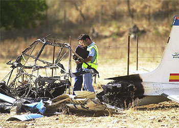 Los agentes inspeccionan los restos del avión siniestrado ayer en Cádiz.