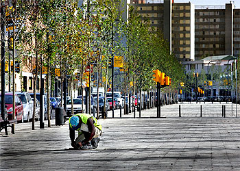 La nueva rambla de L'Hospitalet. Al fondo, el barrio de Bellvitge.